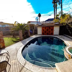 Newer Ranch With Pool And Hot Tub Near The Strip And Freemont Street. Holiday home Las Vegas